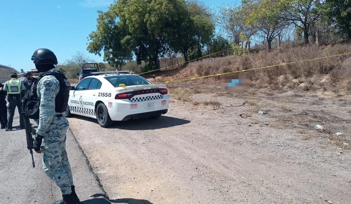 Encuentran a hombre sin vida envuelto en cobija en carretera Mazatlán-Culiacán