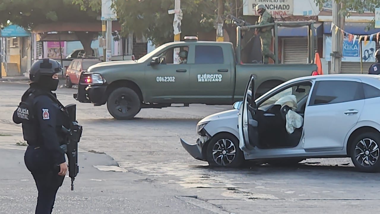 En Culiacán, hombres armados despojan un Aveo 2024 y en la huida chocan; abandonan la unidad