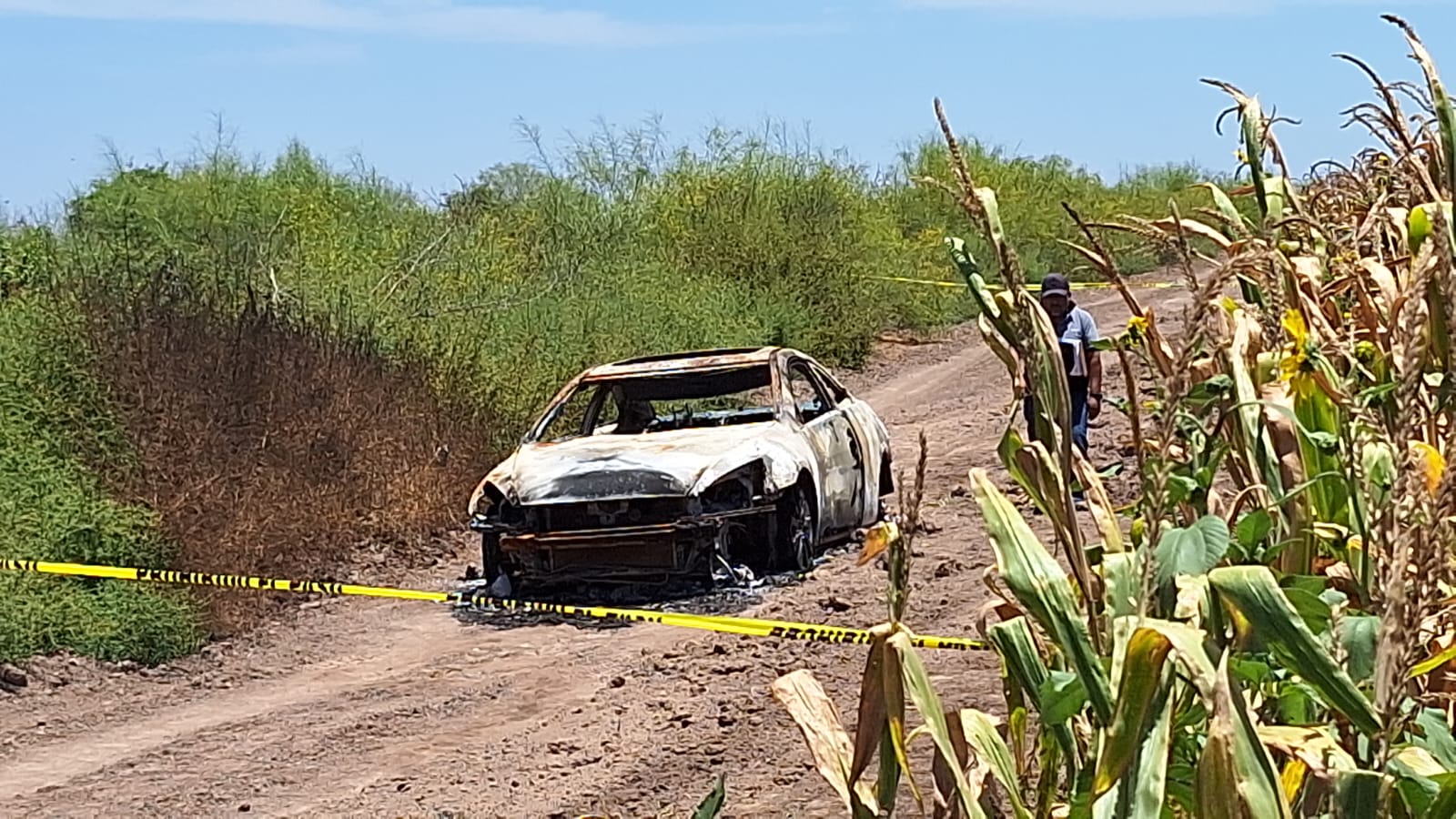 ¡Ahora en Navolato! Encuentran calcinada a persona con todo y vehículo