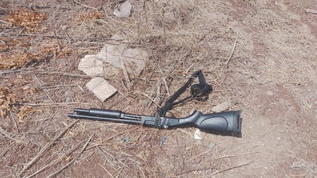 Entre la maleza, encuentran policías estatales una escopeta abandonada