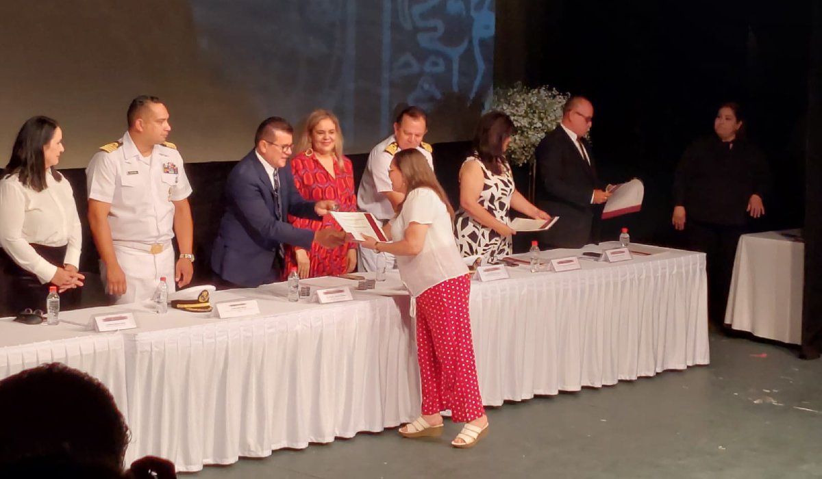 Entregan a profesores de Mazatlán la Medalla Rafael Ramírez 2024 en el Día del Maestro