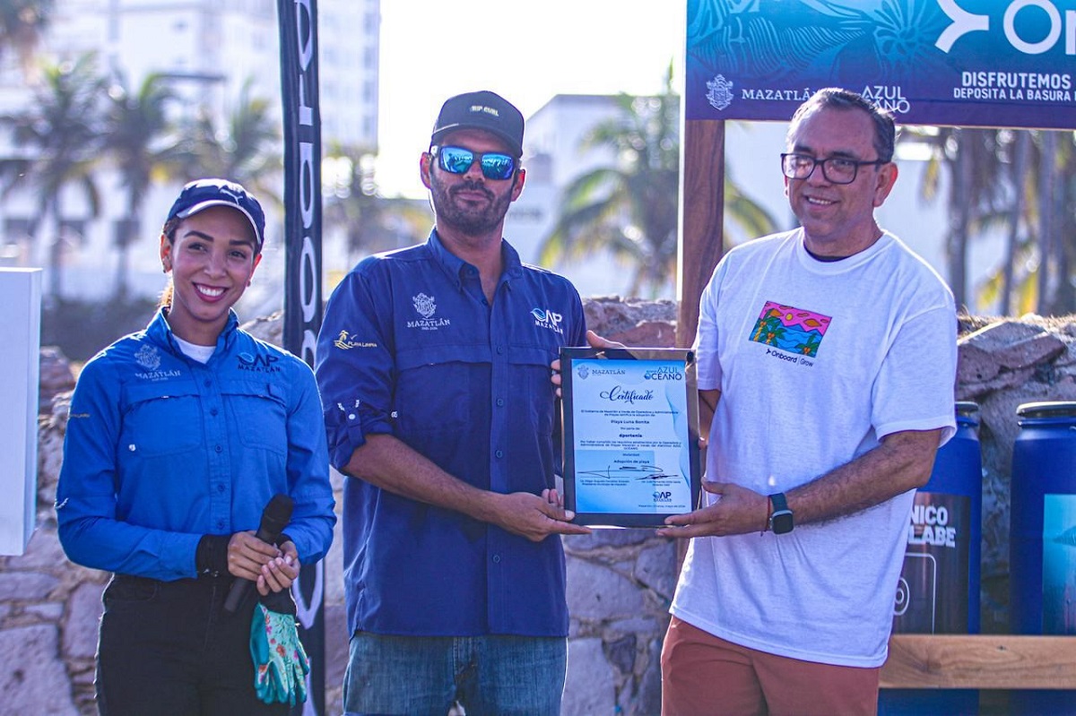 Dportenis y Onboard adoptan una playa para mantenerla limpia para que los turistas disfruten del lugar