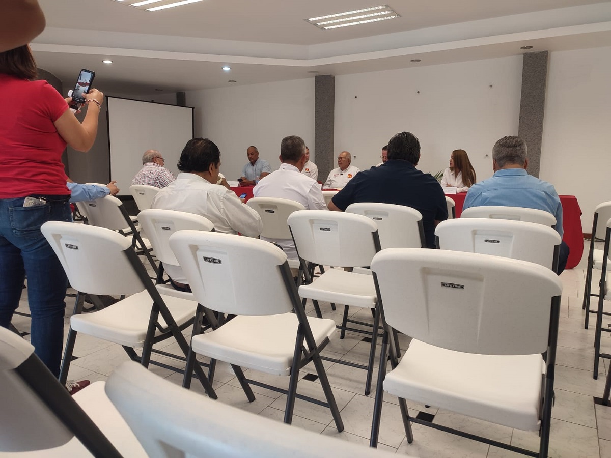 Escueta la asistencia de constructores ante visita del ‘Químico’ Benítez a la CMIC en Mazatlán