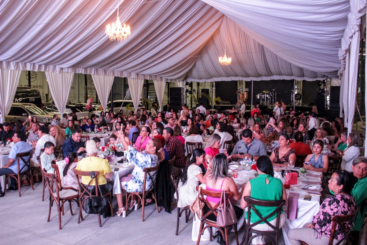 Festejan en lo grande a las mamás de El Encanto y les regalan un auto