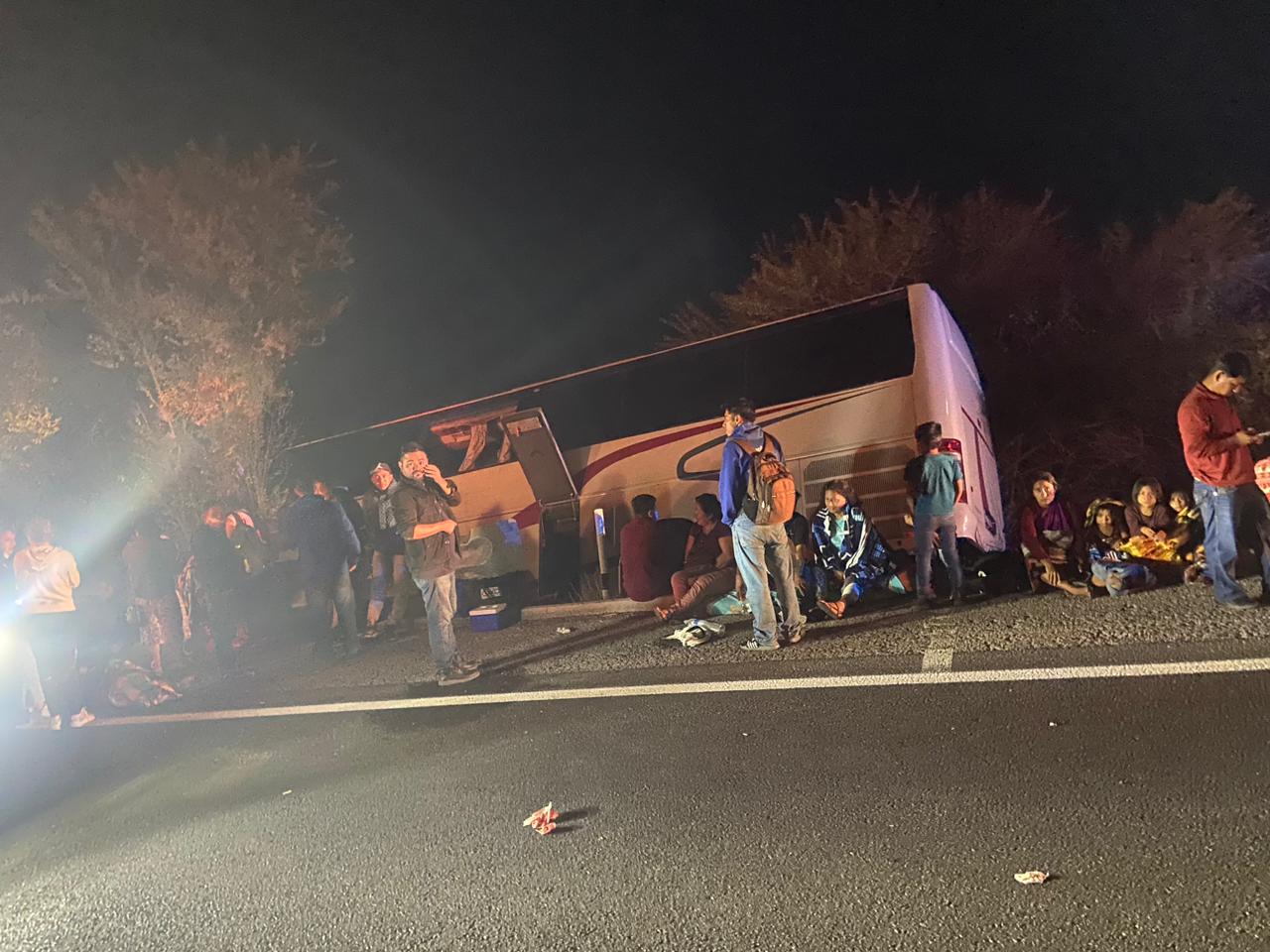 Fuerte accidente de autobús y tráileres deja un muerto y decenas de lesionados en Sinaloa; cerrada la Maxipista