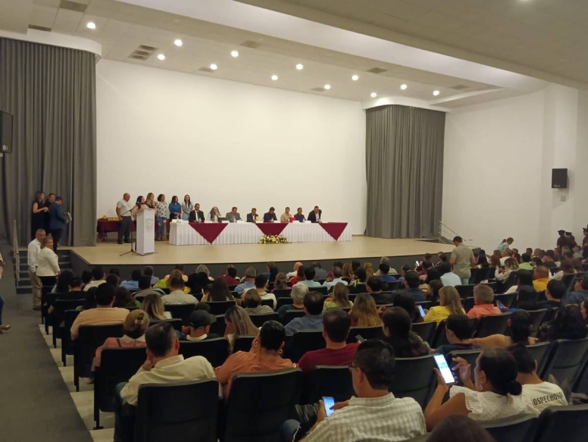 Galardonan a 37 docentes con Medalla ‘Rafael Ramírez’, en Guasave; festejan a maestros en su día