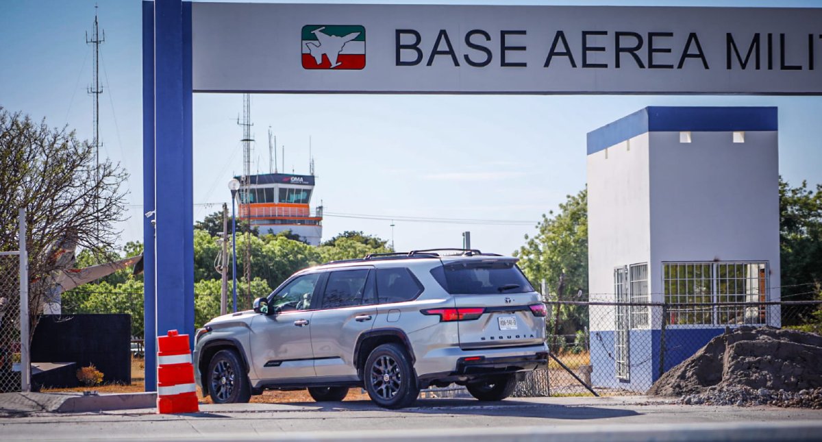 Llega Rocha al hangar de la Base Militar a esperar a AMLO en su visita a Culiacán