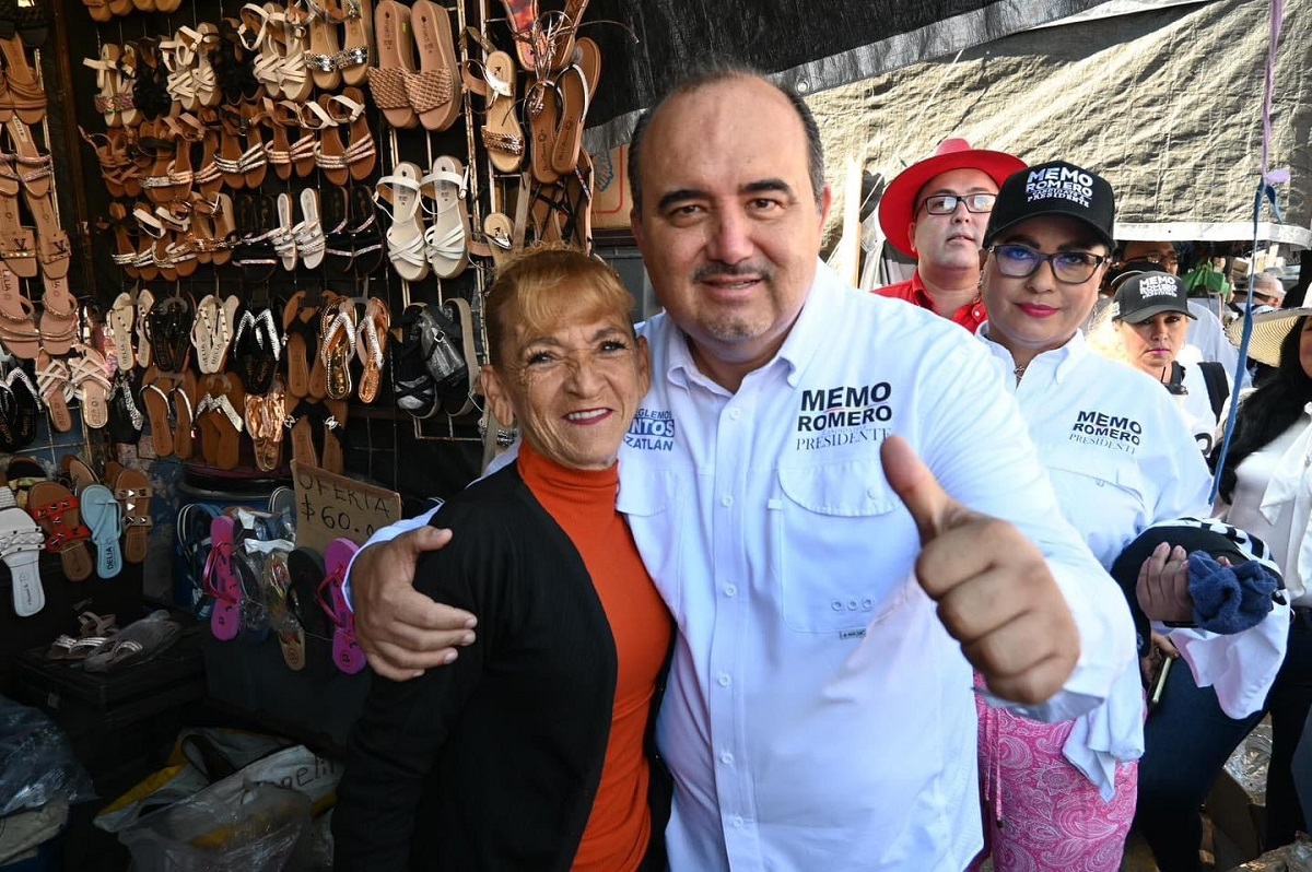 Guillermo Romero promete la carta de no adeudo de los tianguistas y exentará a los adultos mayores de 60 años del pago