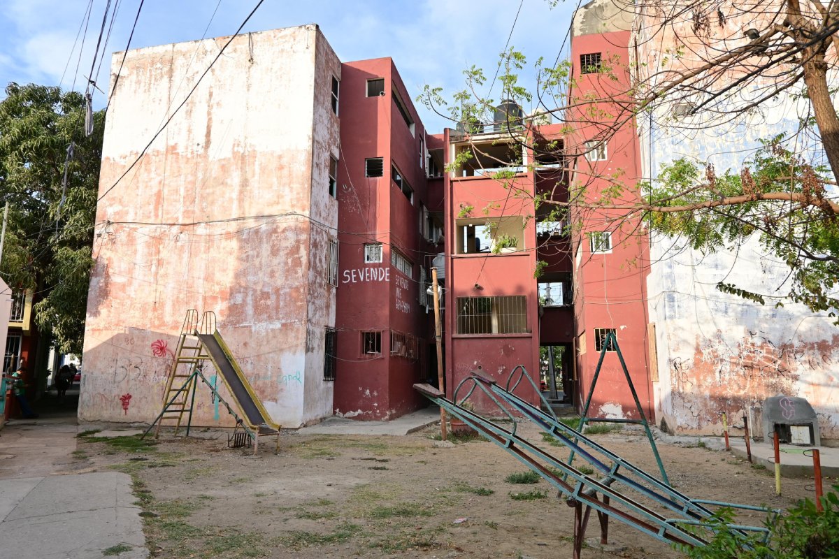 Guillermo Romero se compromete a mejorar las unidades habitacionales de interés social en Mazatlán