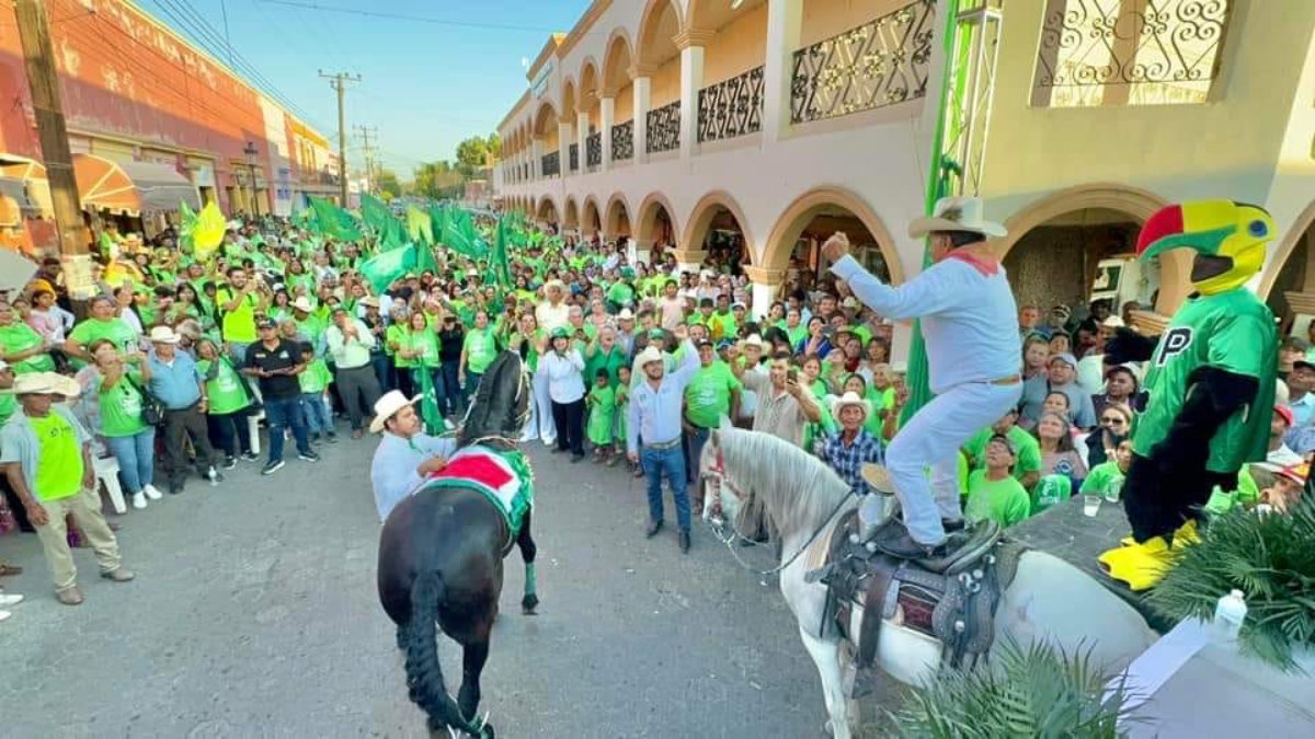 Haciendo acrobacias al lomo de su caballo, cierra campaña Vicente Pico en El Fuerte