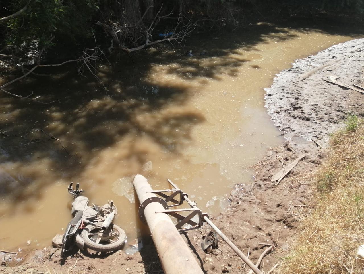 Junto a su moto, hallan a hombre muerto en el fondo de un dren en Angostura