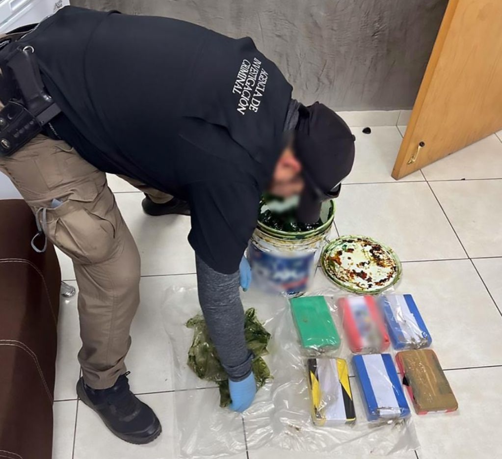 Iba escondido en cubetas de grasa; detienen a chofer con fentanilo en Ahome