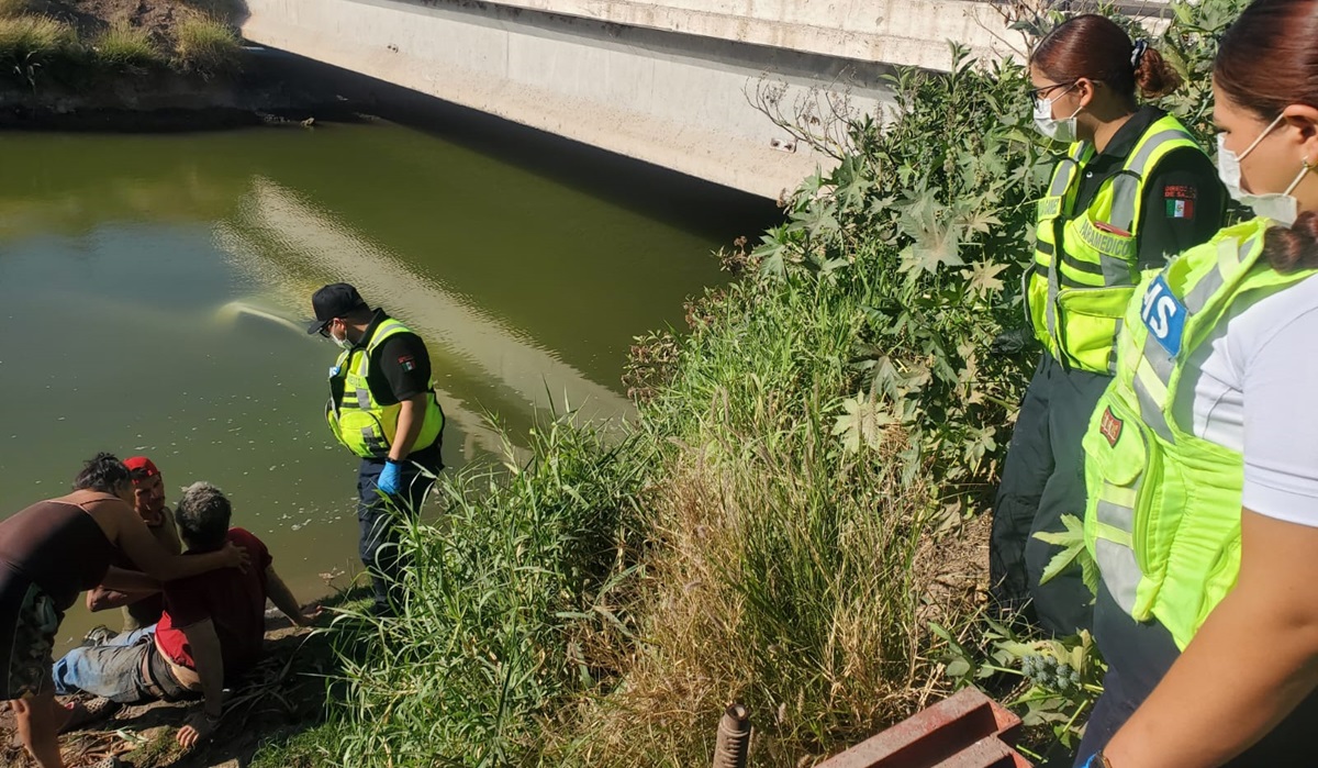 Conductor resulta lesionado tras caer a canal en San Miguel Zapotitlán, en Ahome