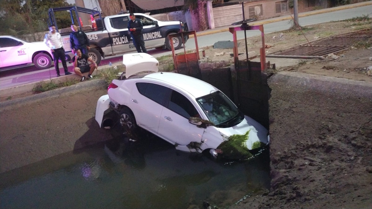 ¡Corrió con suerte! Hombre logra salir ileso al caer en su vehículo a canal en Guasave