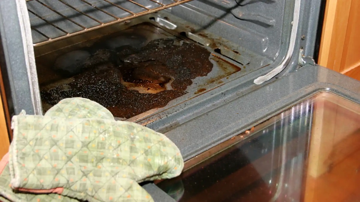 ¿Horno sucio? Es hora de darle una limpieza profunda con un ‘truco’ infalible contra la grasa