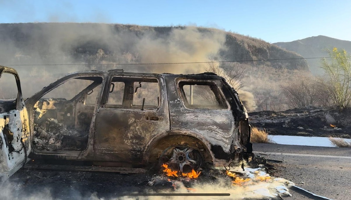 Incendio de camioneta provoca cierre de la carretera México 15, en Ahome