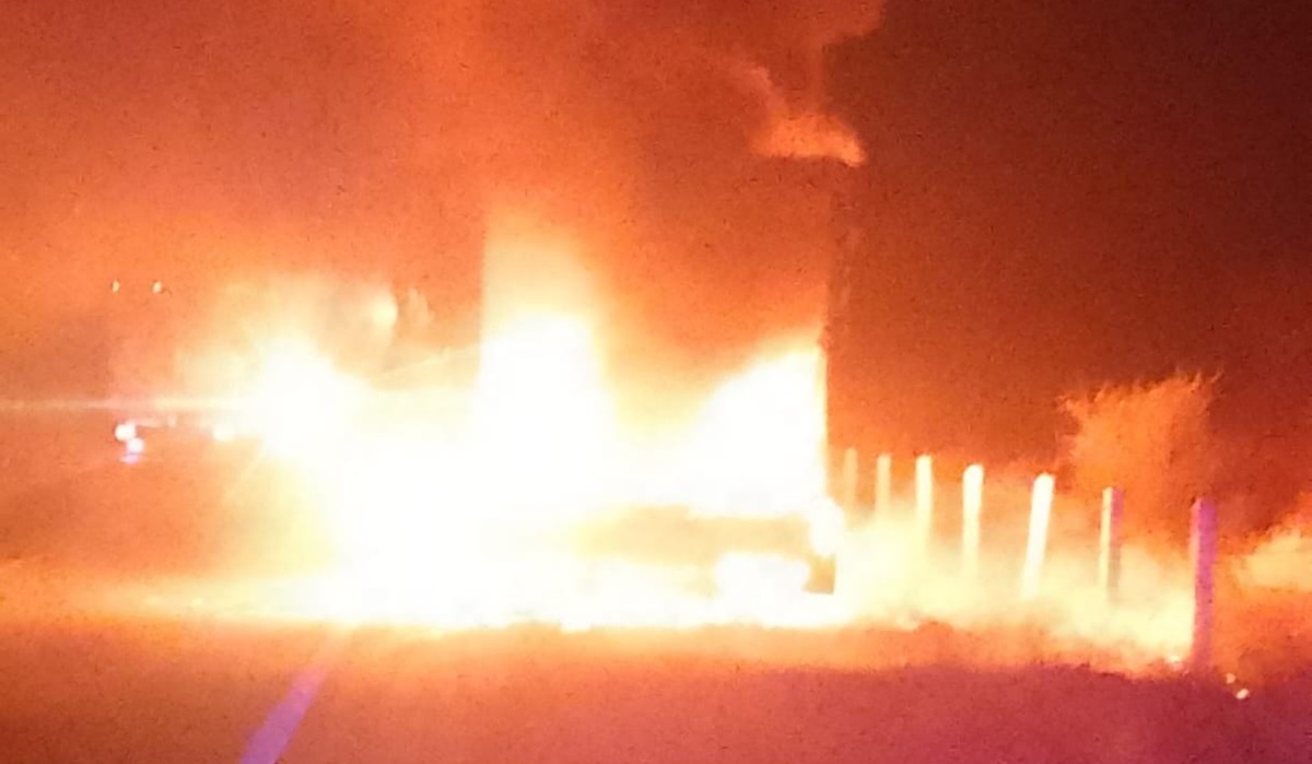 Se incendia tractocamión por la autopista Benito Juárez, en Angostura