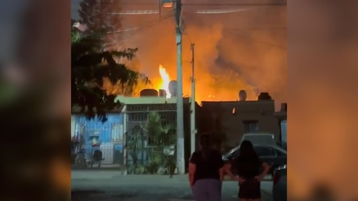 (VIDEO) ¡Casi les llegaba la lumbre! Fuerte incendio en Barrancos pone en jaque a bomberos