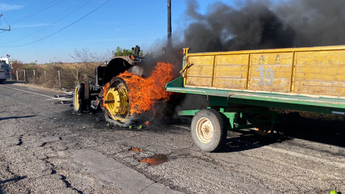 Se incendia tractor que jalaba dos batangas en Culiacán