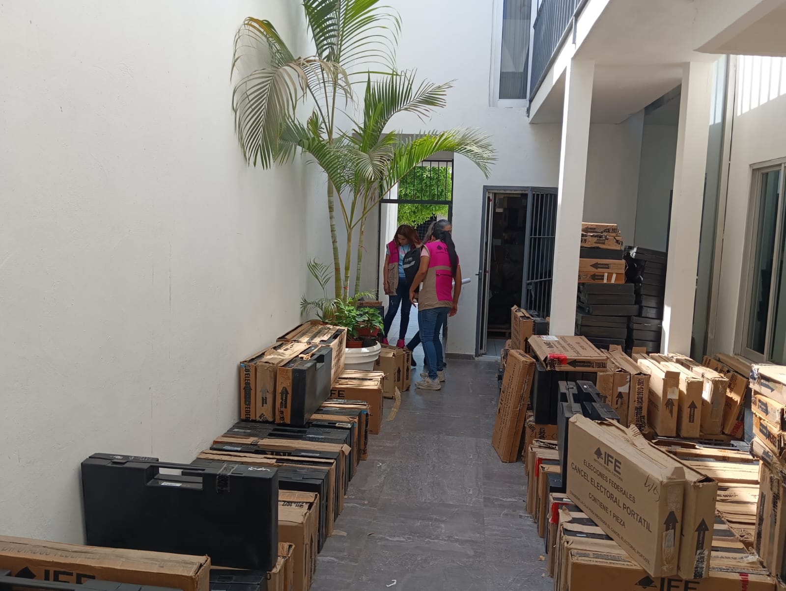 ¡Todo listo! En la recta final del proceso de elecciones, el INE entrega paquetes electorales en el distrito 04