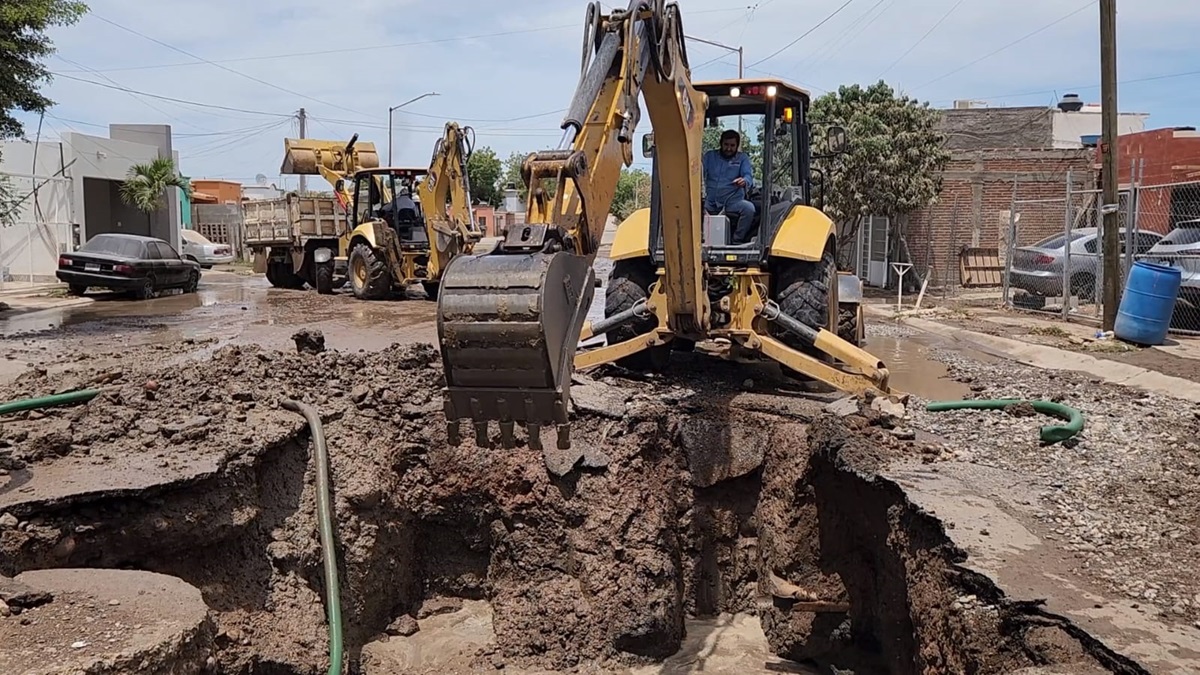 Concluyen hoy trabajos de reparación de tubería que causó megafuga en Capistrano, en Culiacán