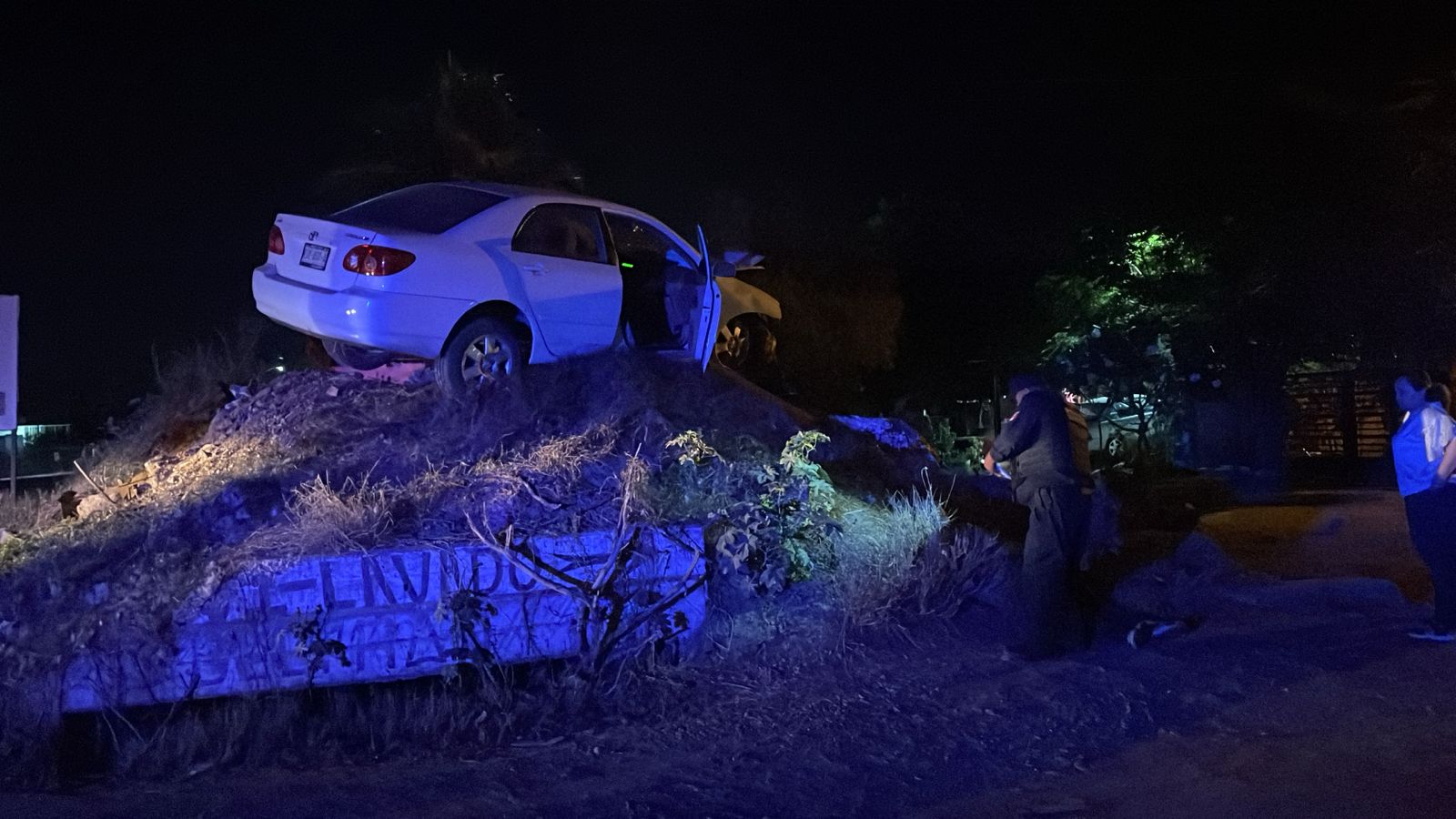Joven impacta su vehículo contra un poste en Guasave y termina lesionado