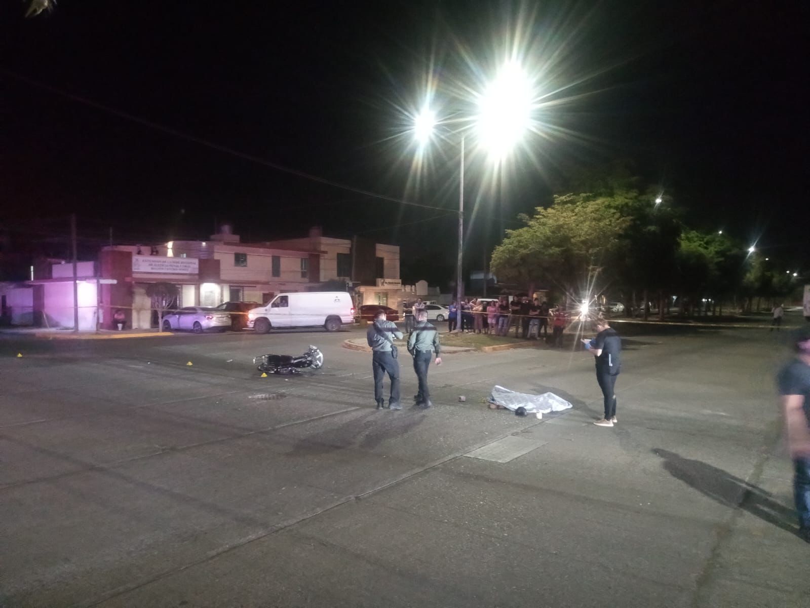 Muere menor al ser arrollado en su motocicleta por un vehículo desconocido en Guasave