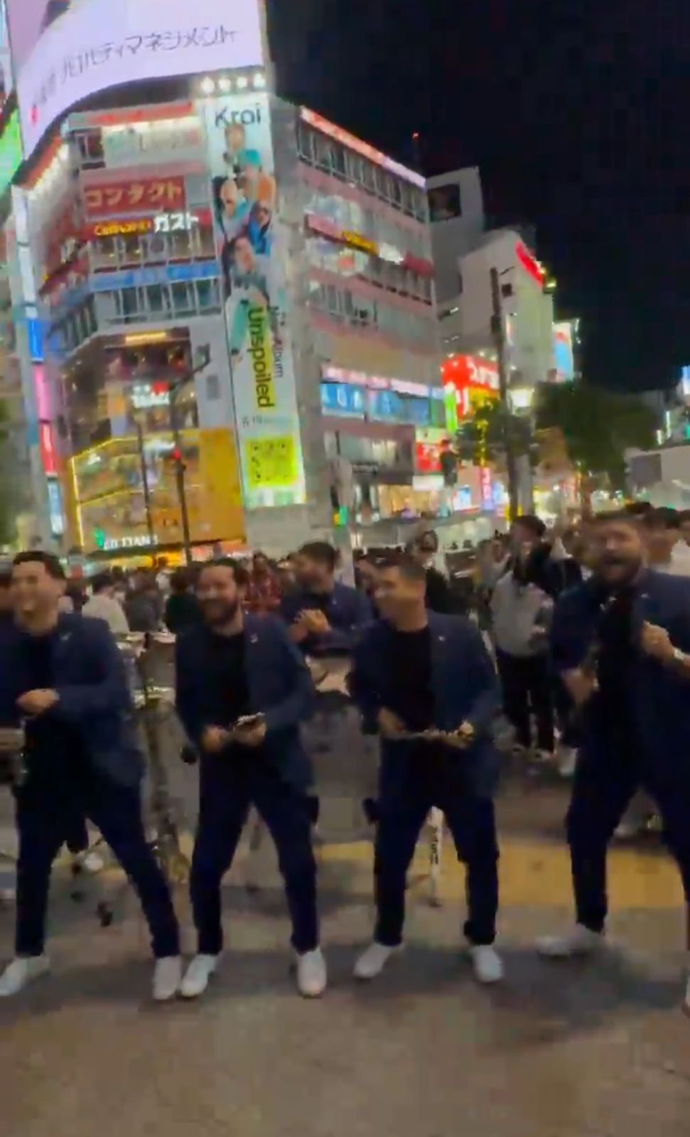 ¿Anti-ruido en Japón? Banda El Recodo arma fiestón en Shibuya, Tokio y los silencia la policía