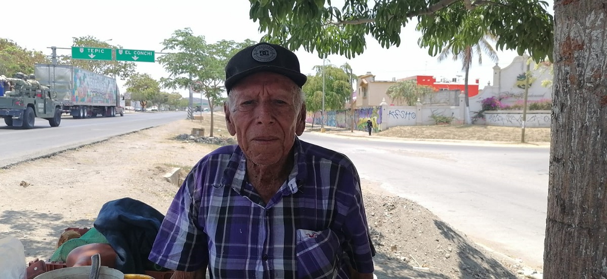 Leobardo un señor de 93 años, emprende vendiendo cocos porque ninguna empresa lo contrató por su edad