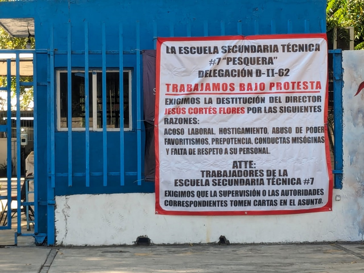 Maestros de la secundaria Federal Técnica 7 con lona piden la destitución del director y les llega inspectoría