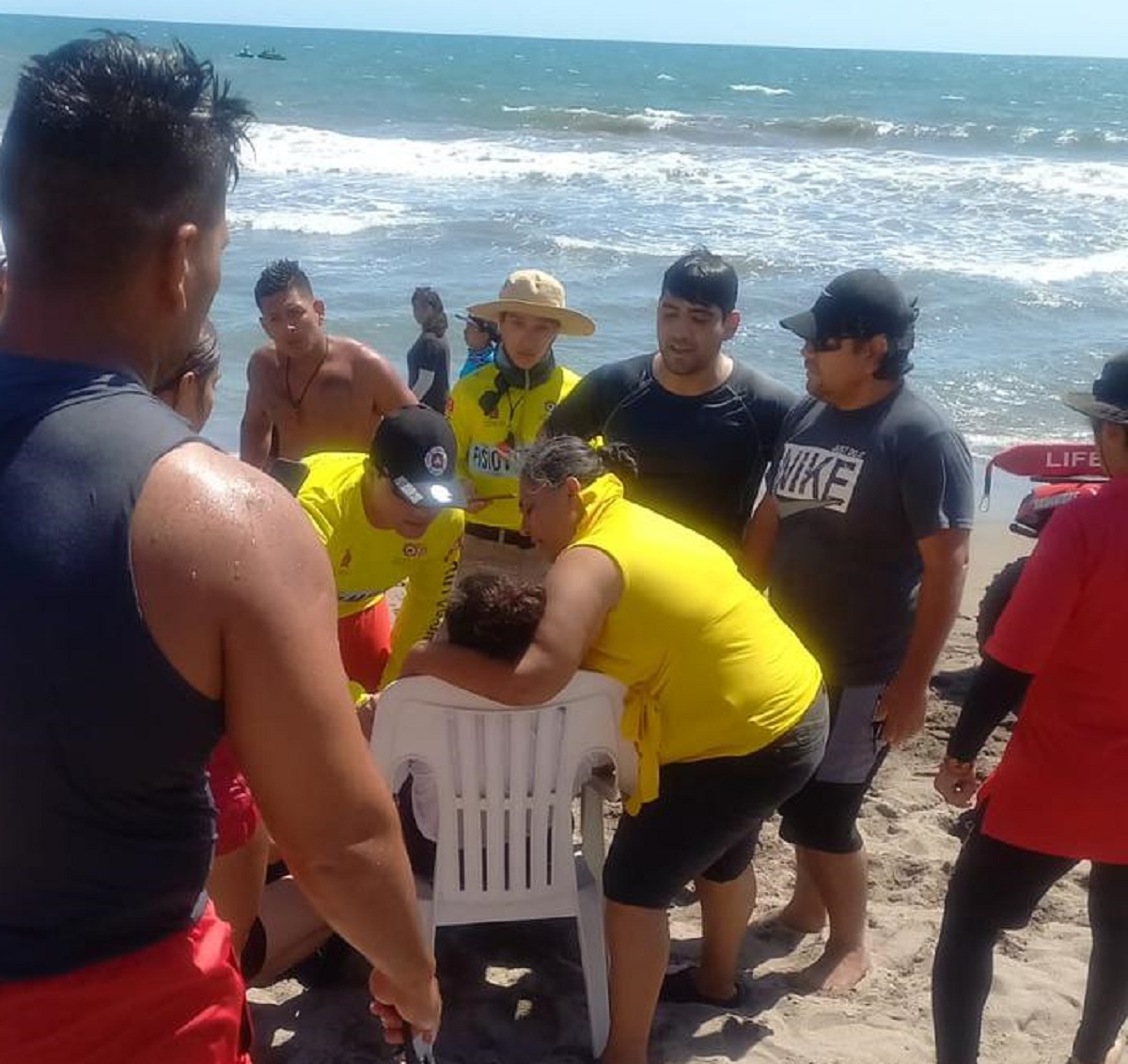 Efectivo rescate logran elementos de auxilio en Playas de Las Cabras, en Escuinapa