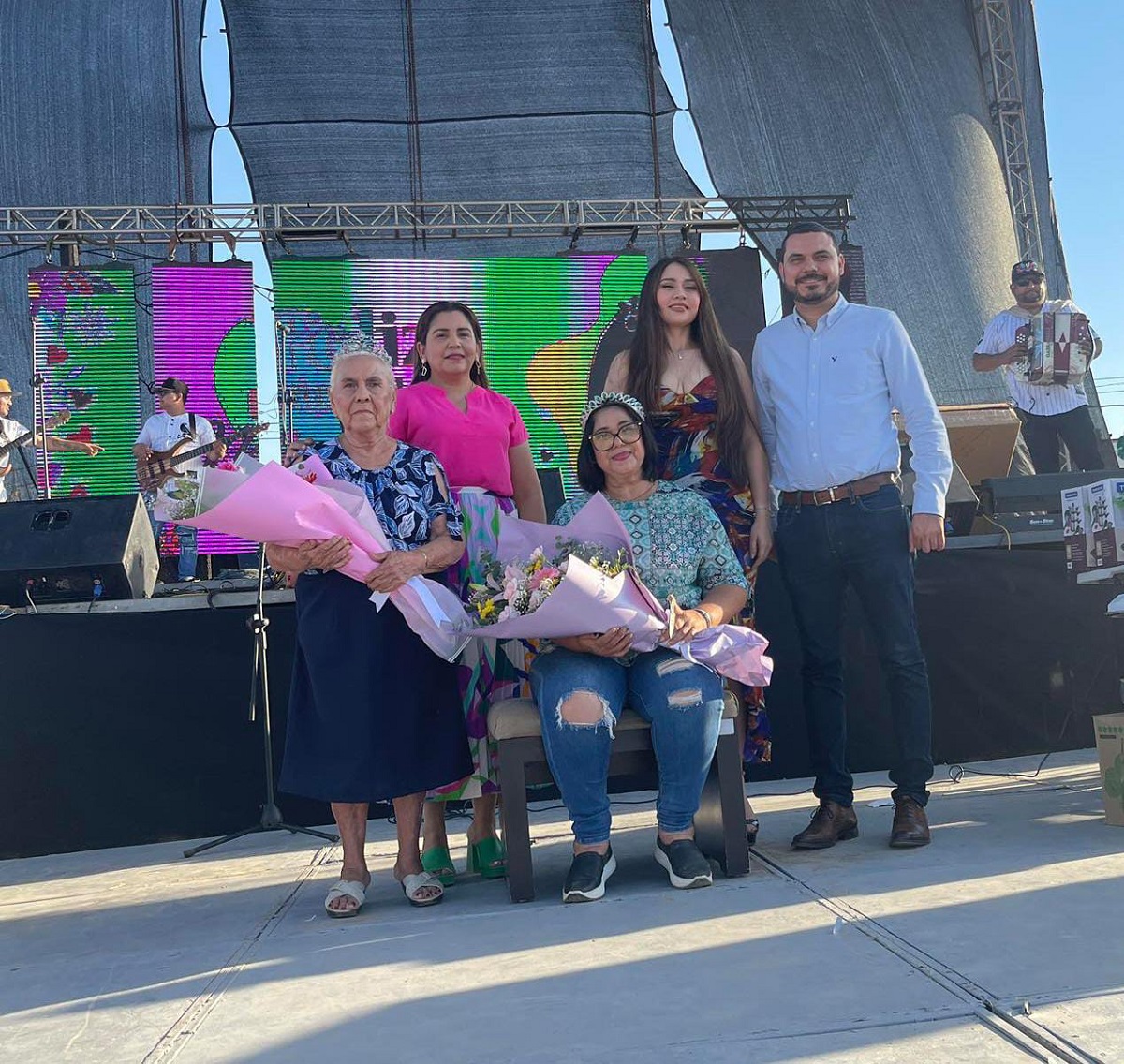 A lo grande, festejaron las mamás rosarenses con un baile de norteña banda
