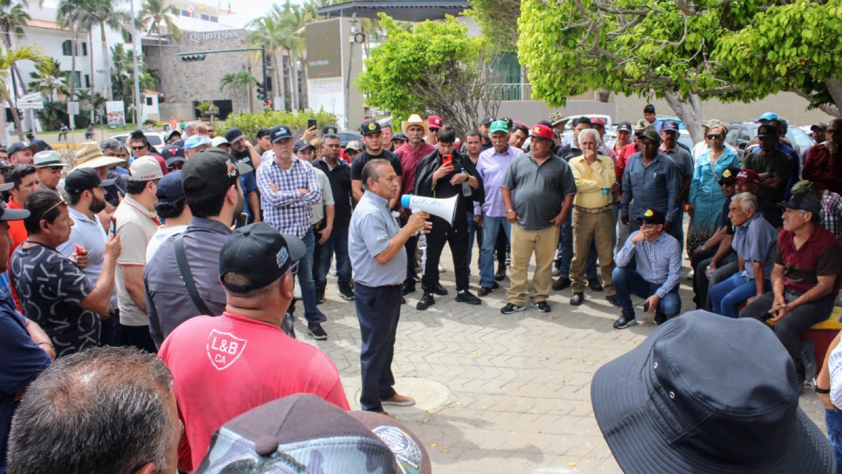Bloquean acuicultores avenida Camarón Sábalo y desquician tráfico en Zona Dorada de Mazatlán