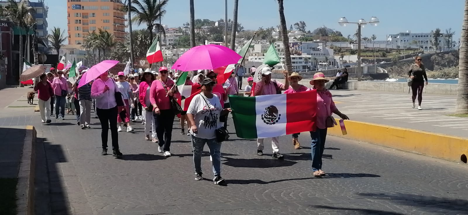Más de 3 mil personas marchan por la avenida Olas Altas en apoyo a Xóchitl Gálvez