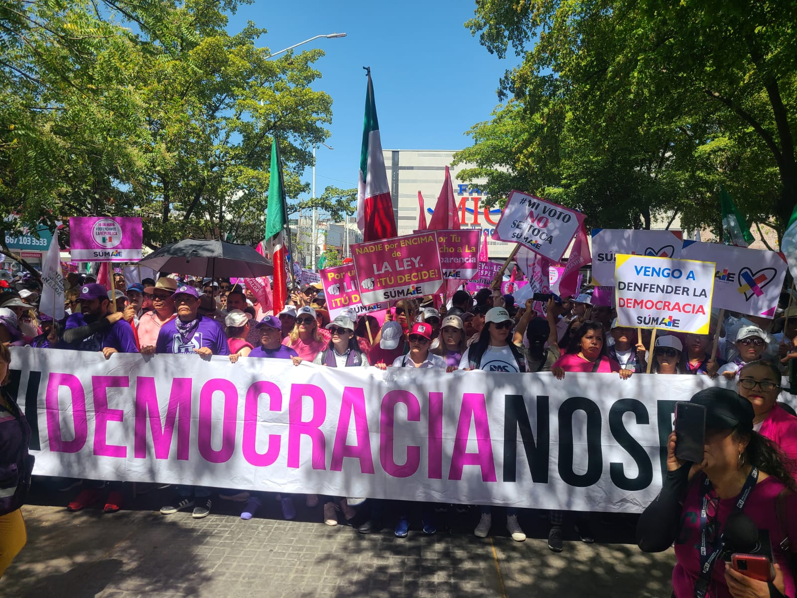 Marcha Rosa invade el centro de Culiacán; termina en un mitin político