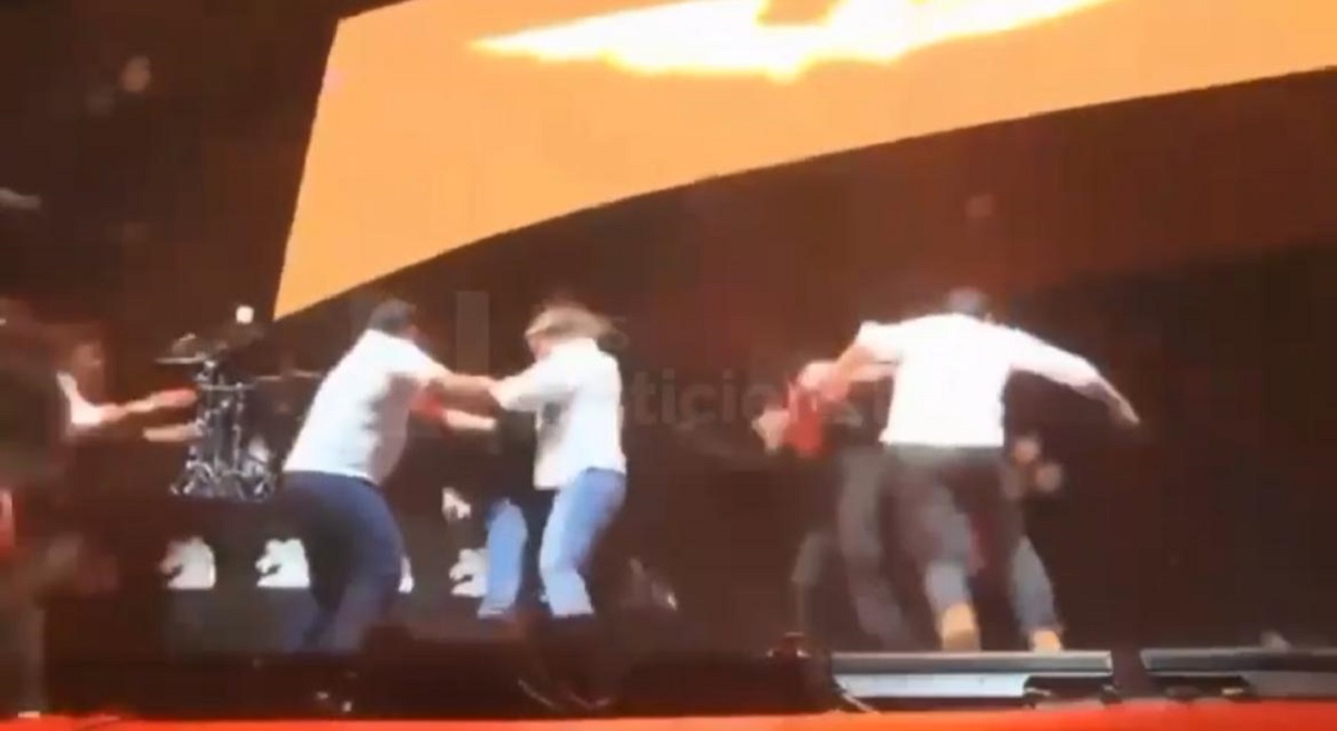 Colapsa templete de Álvarez Máynez en Nuevo León por fuertes vientos (VIDEO)