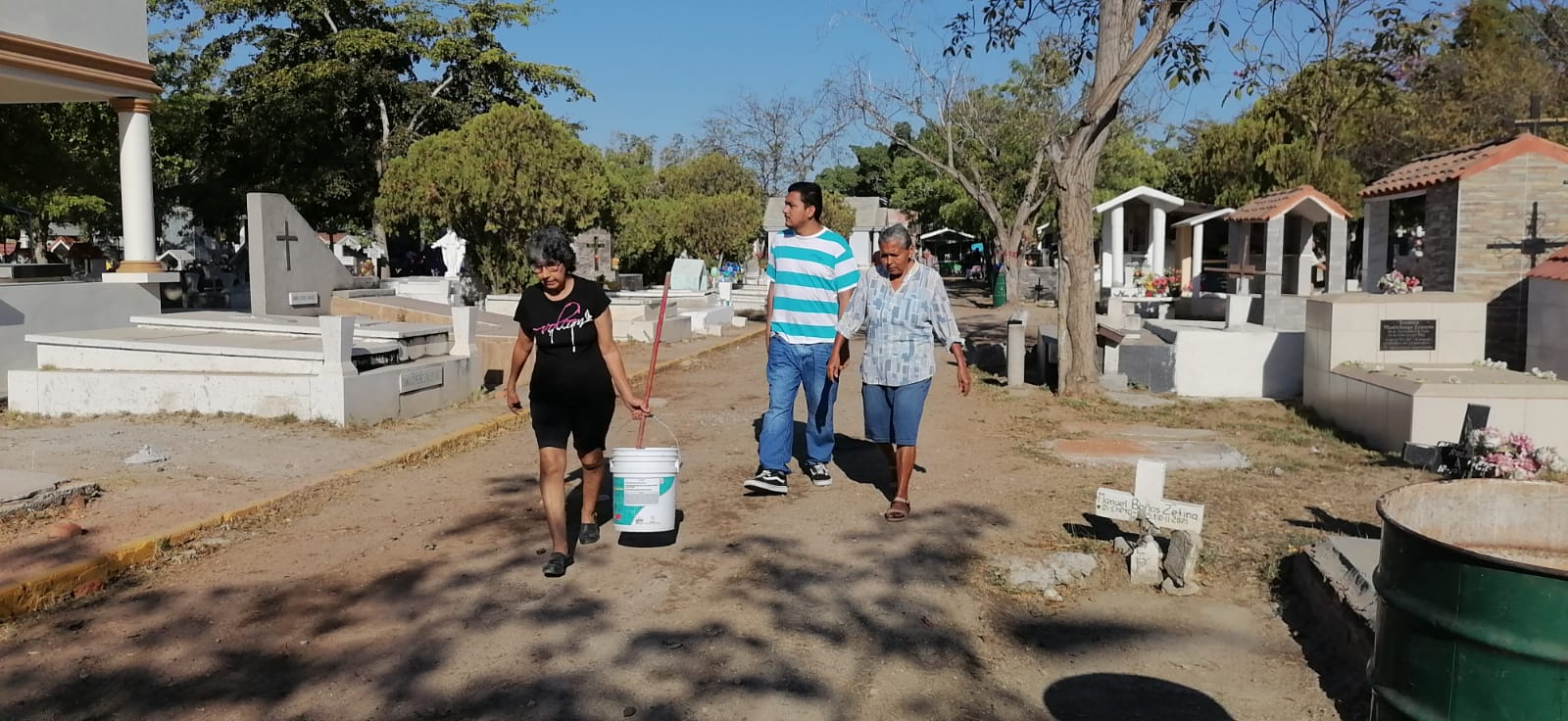 Mazatlecos acuden desde temprano a los panteonesa dejar flores a la tumba de su mamá