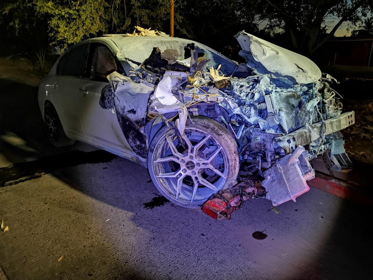 Vehículo donde viajaban dos menores se incendia tras impactar contra torton en Los Mochis
