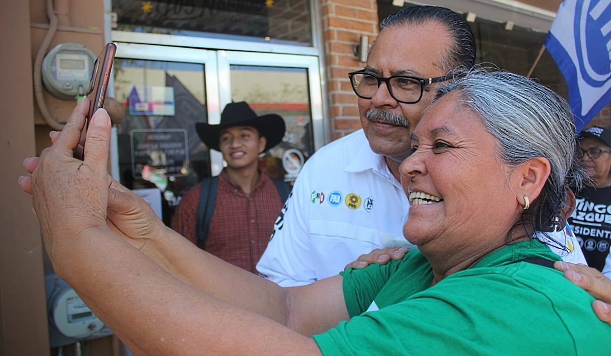 Mingo Vázquez recorre el Centro de Los Mochis; comerciantes le piden estacionamiento para mercados 