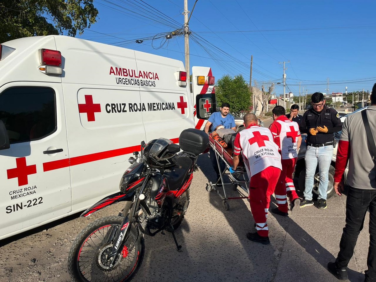 ¡La moto quedó bajo la camioneta! Motociclista queda con fracturas tras choque en Chulavista, Culiacán