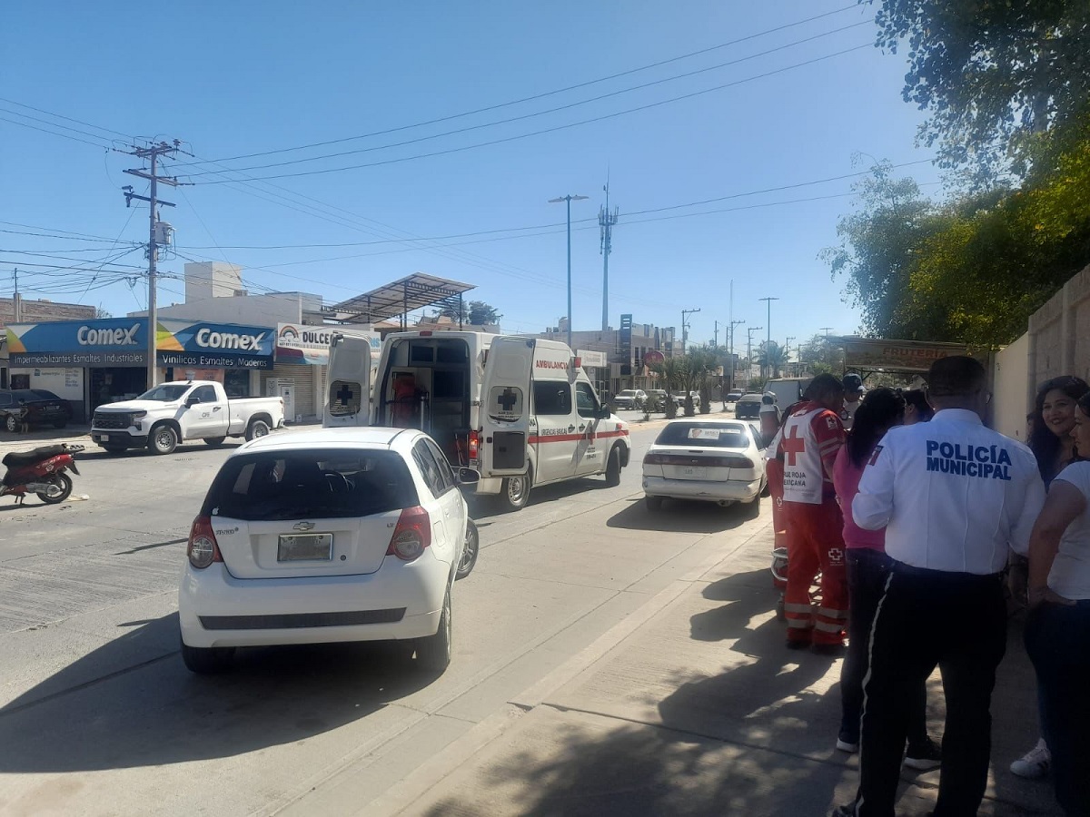 Por no ceder el paso de preferencia, conductor de un auto atropella a un motociclista en Guasave