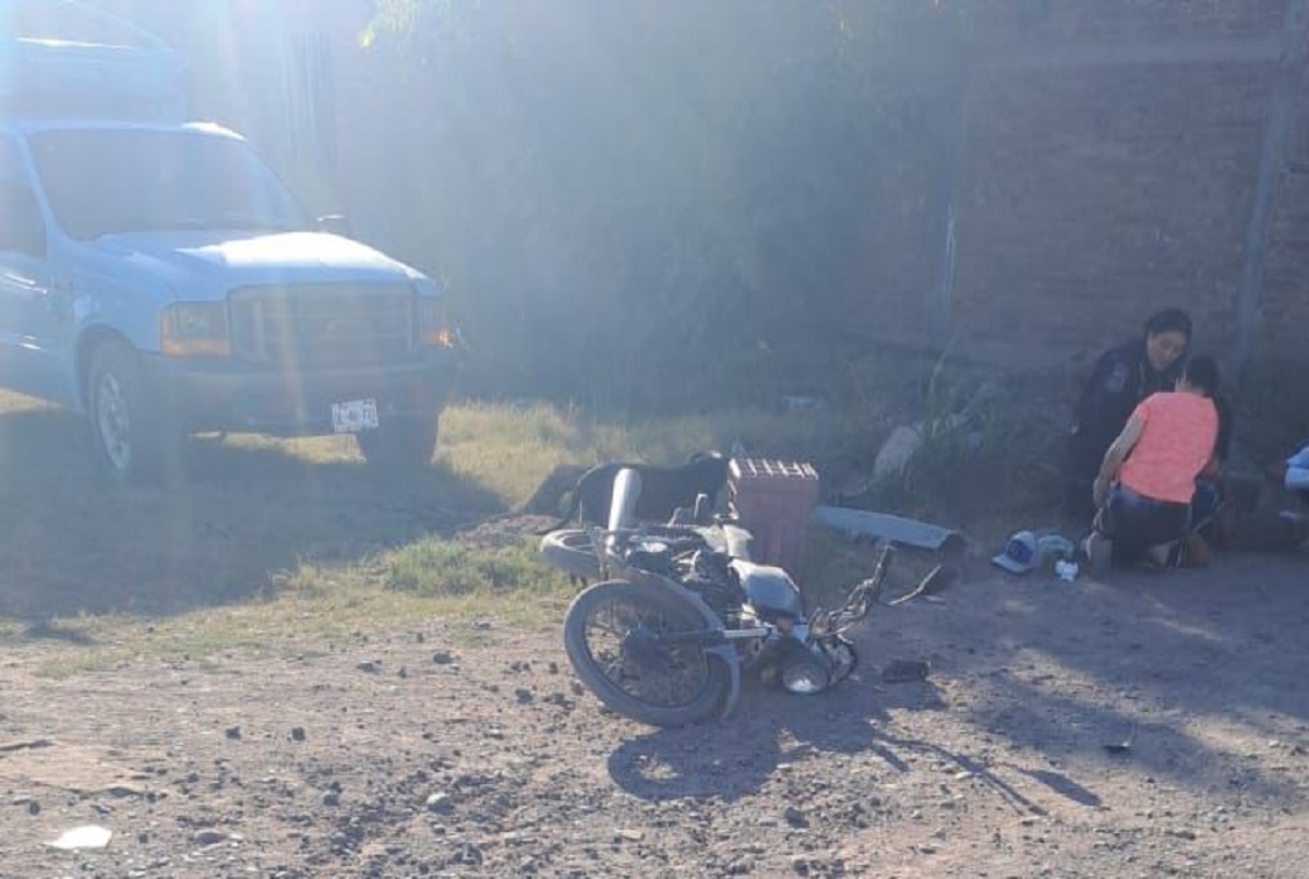 Vagoneta se pasa un alto en Guasave y atropella a motociclista