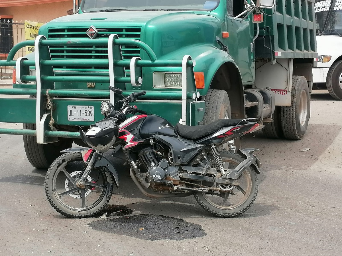 Se le atraviesa camión de volteo y choca al norte de Culiacán