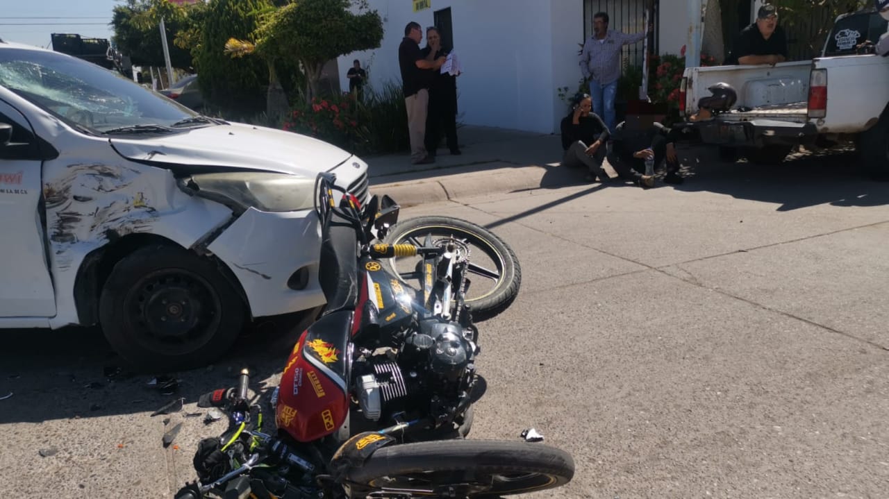 Joven motociclista resulta lesionado tras chocar contra un vehículo en Los Mochis