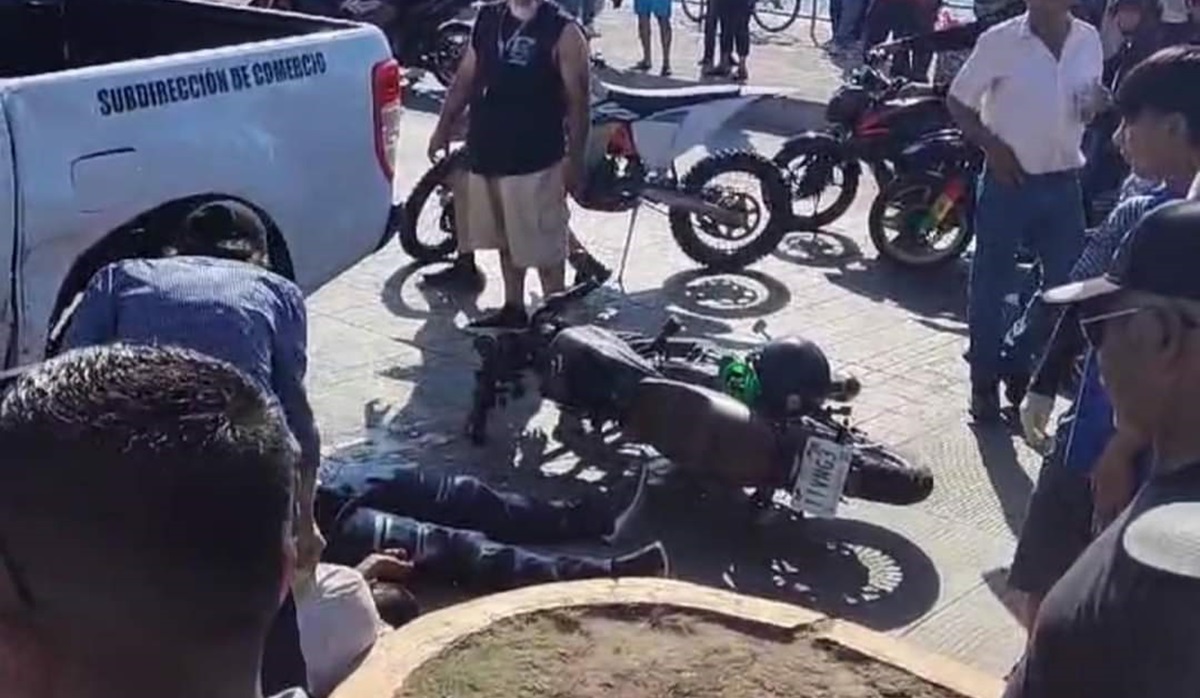 Motociclista choca contra camioneta municipal en desfile de la Semana de la Moto, en Mazatlán