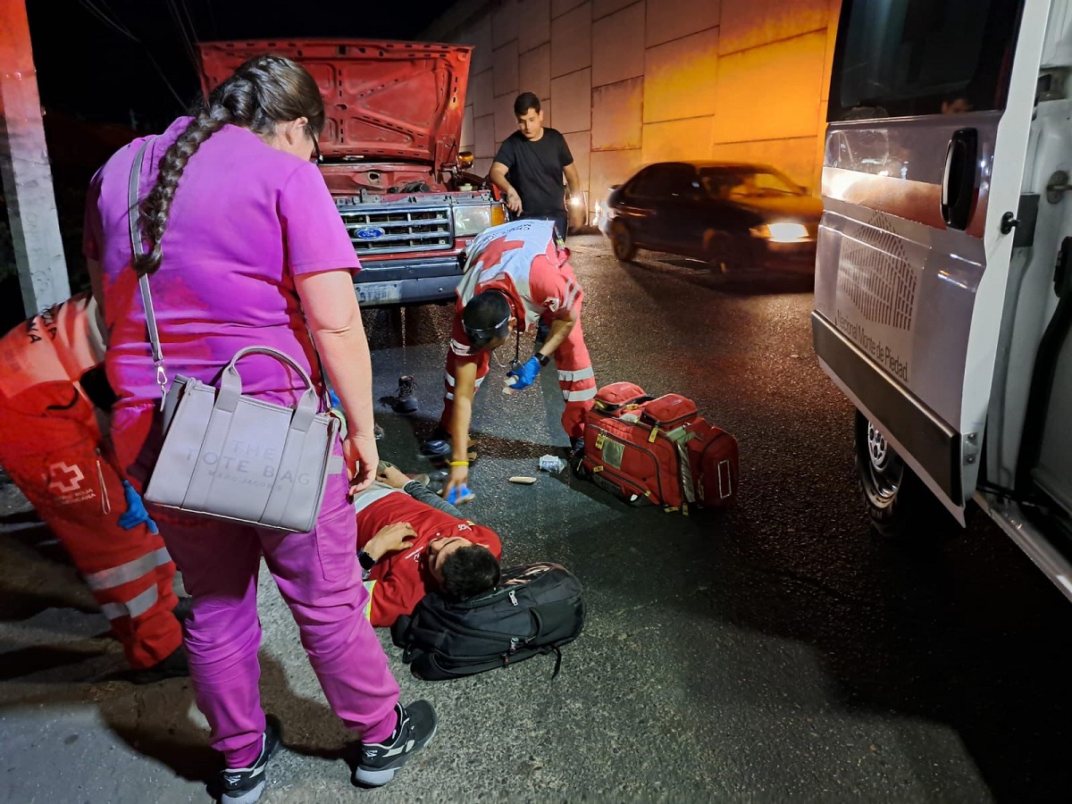 Motociclista se lastima una pierna al estrellarse contra una grúa en Culiacán