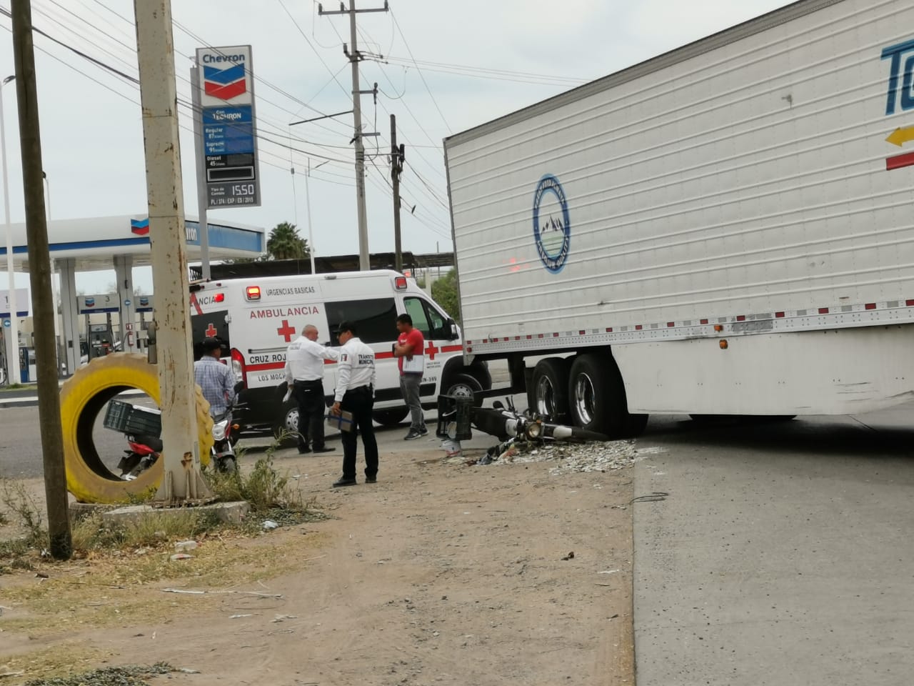Motociclista es embestido por un tráiler en la carretera Los Mochis-Topolobampo