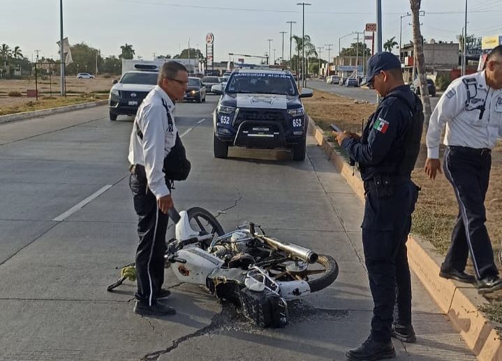 Víctor Fabián resultó lesionado al chocar su moto contra un automóvil en Guasave