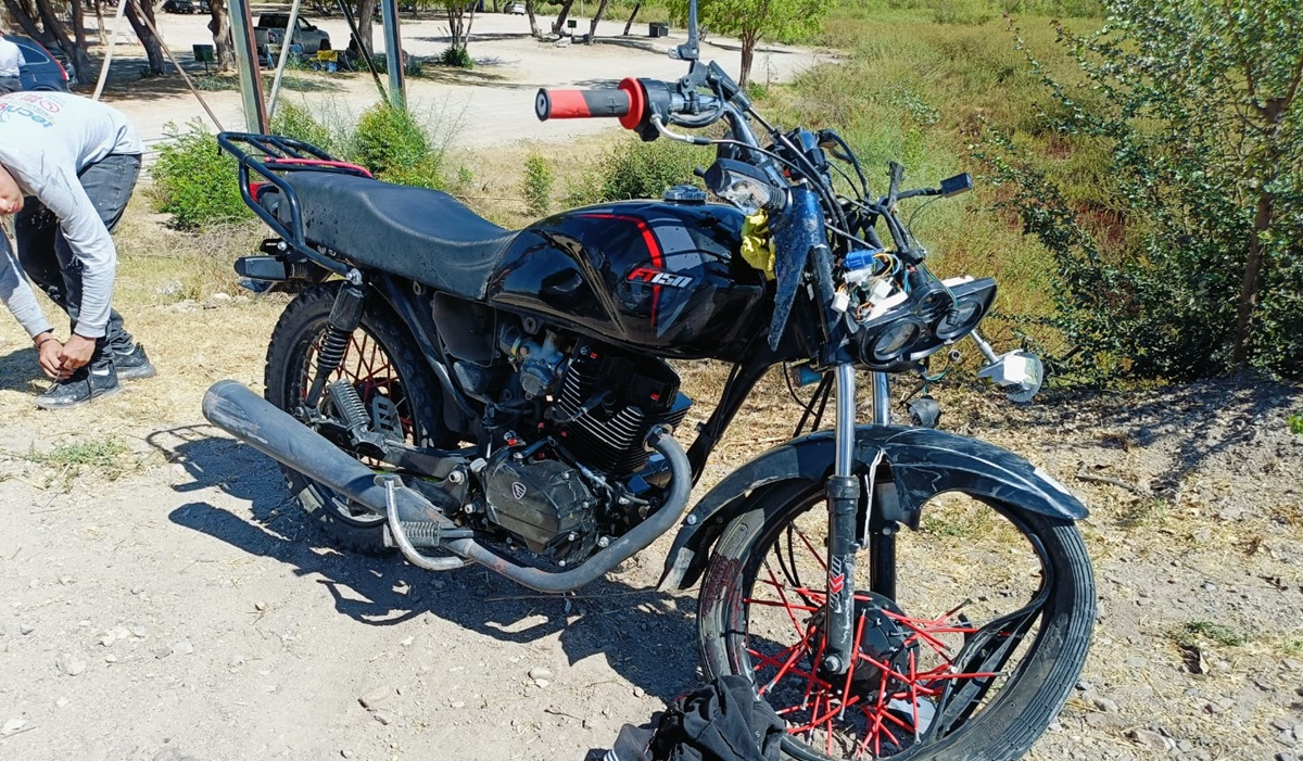Joven motociclista resulta gravemente herido al impactarse contra automóvil en Guamúchil