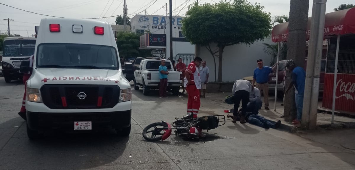 Motociclista invade un carril en Guasave y termina arrollado por una camioneta